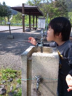 公園で水飲む子供.jpg